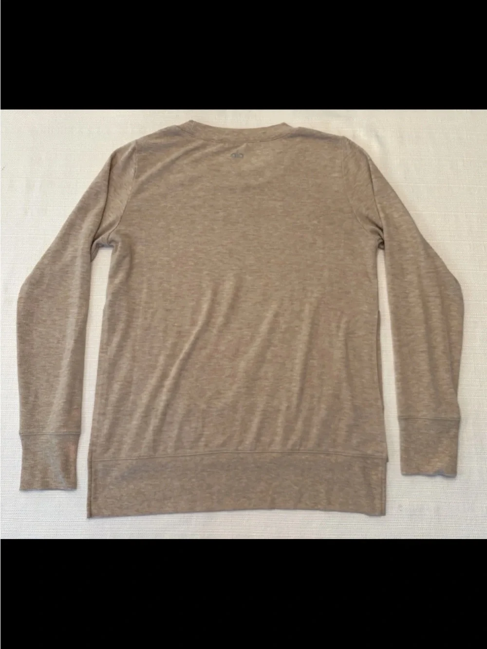 Alo Yoga Glimpse Women's S Beige Long Sleeve Side Slit Crew Neck Sweatshirt Top